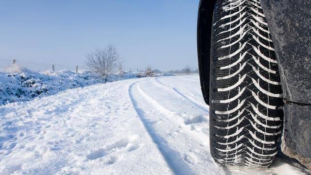Car Tyre driving in the snow